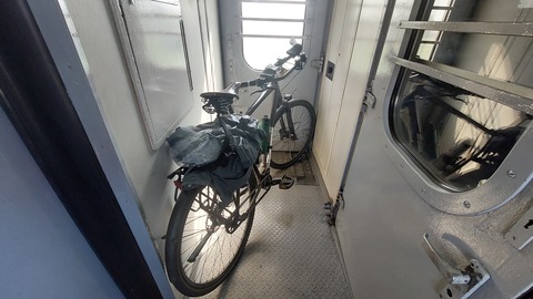 fiets in de gang van de trein